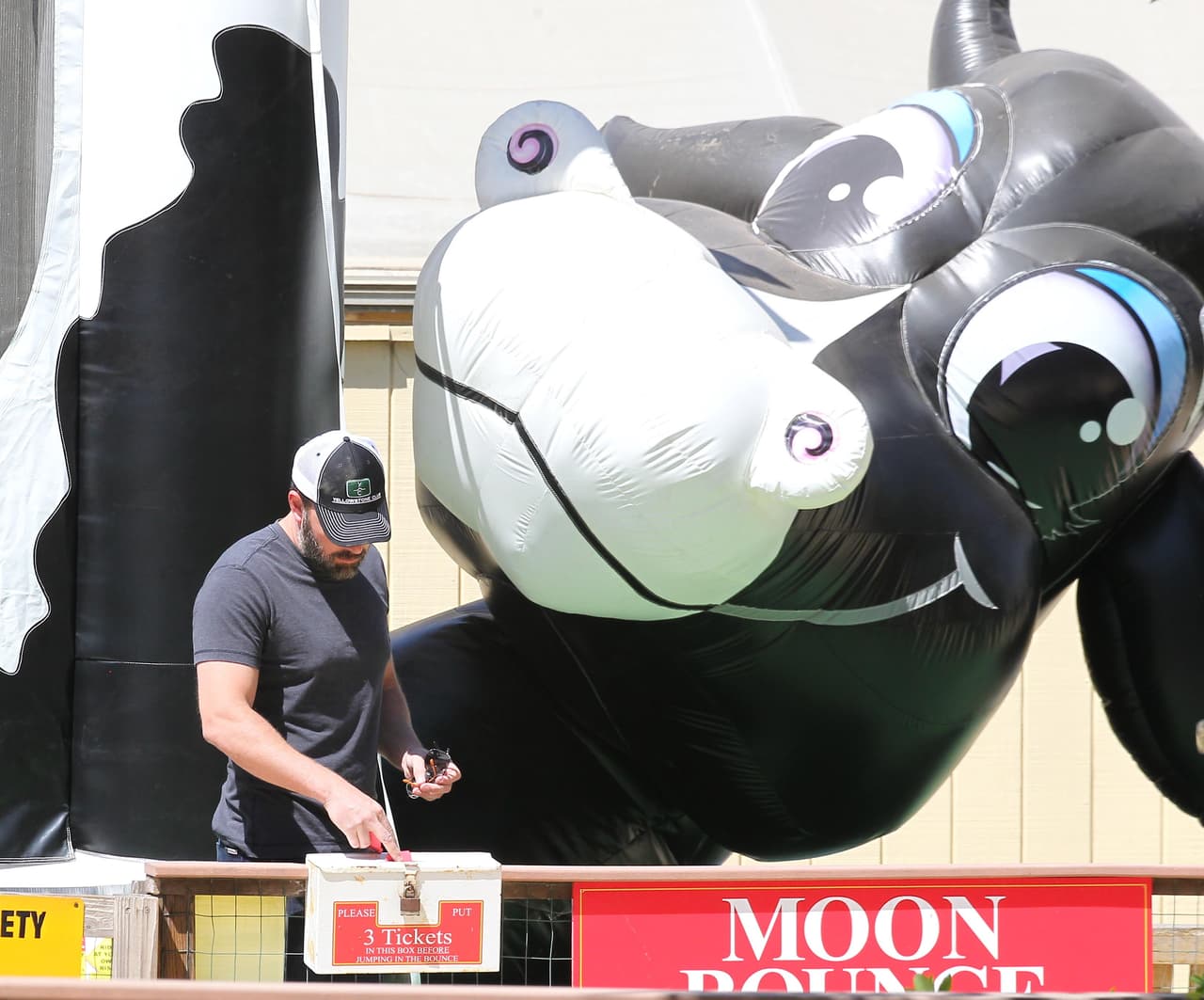 Un enorme 'brincolín' en forma de vaca.