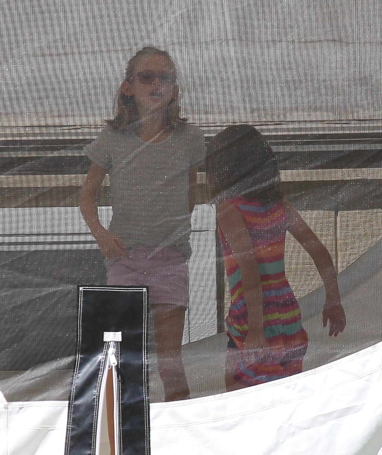 Violet y Seraphina brincando felices.