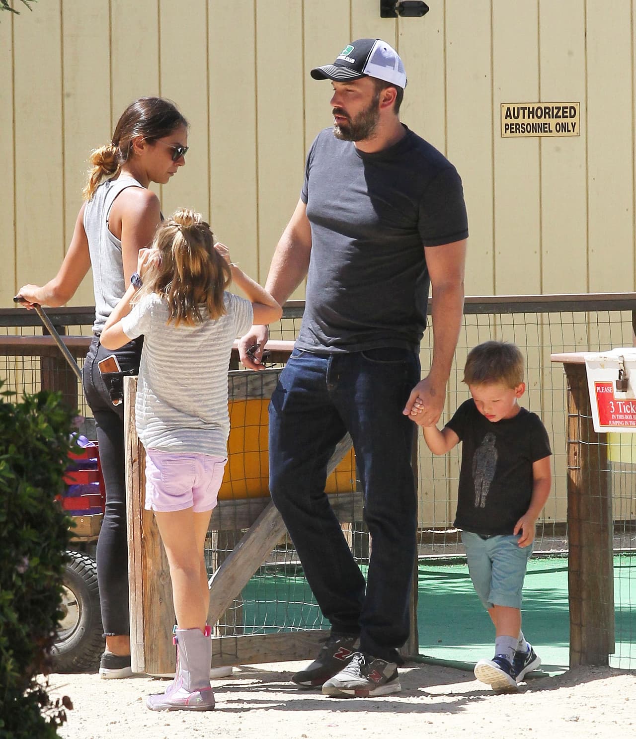 Ben llevó a sus chicos a un parque temático tipo 'granja'.
