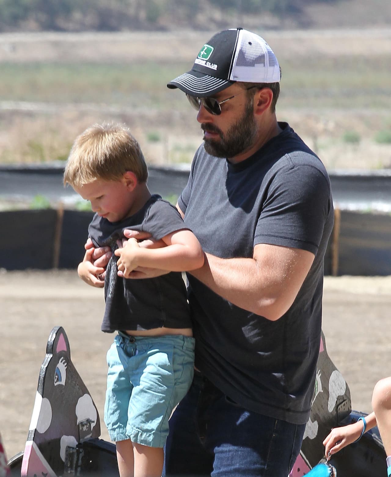 Ben cargando a su chiquito.