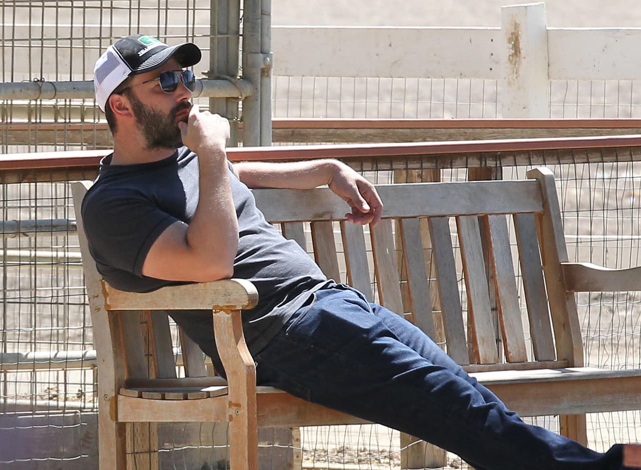 Se sentó mientras veía a sus hijos jugar.