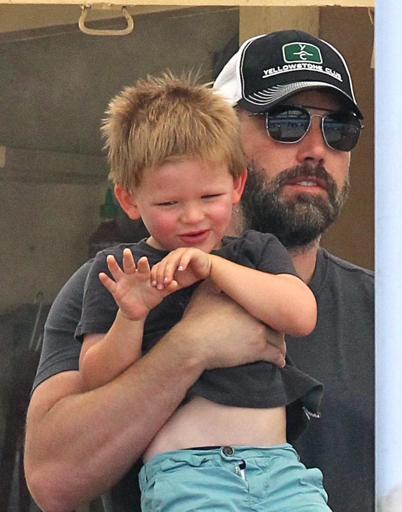 Mira qué travieso se ve el pequeño Sam.