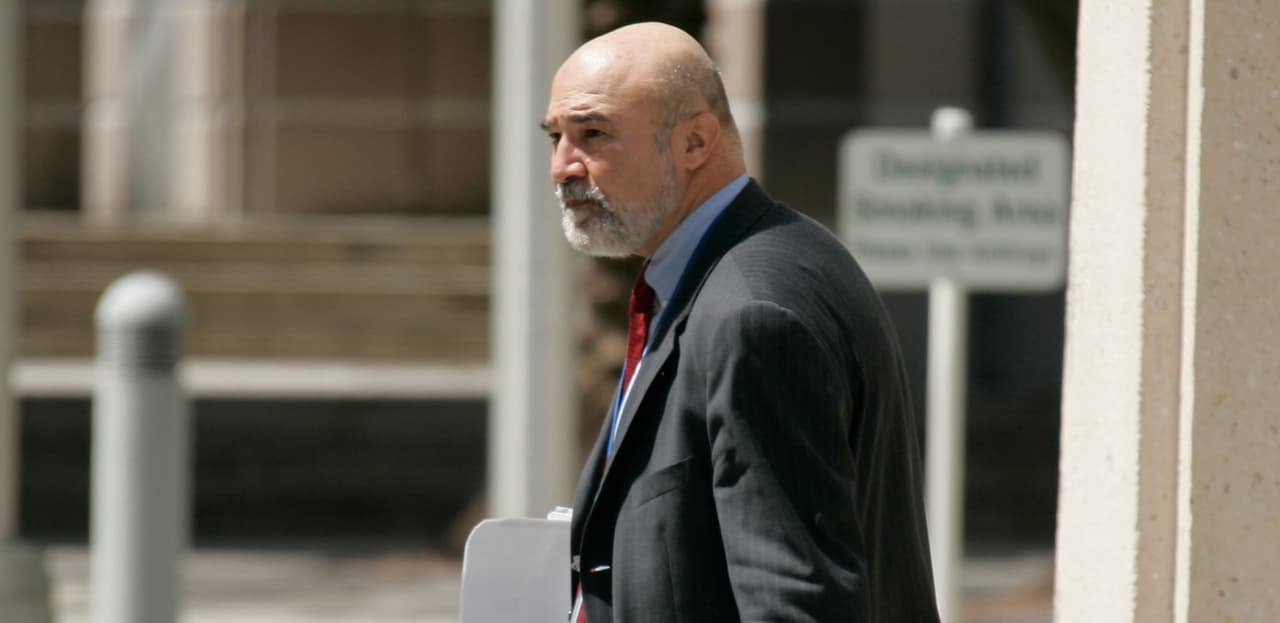 El fiscal federal adjunto Richard Gregorie camina al edificio de la corte federal de Miami el martes 2 de octubre de 2007.