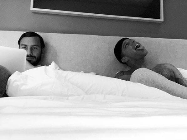 Esta vez el cantante boricua publicó en Instagram esta divertida foto donde aparece sacando la lengua, mientras su esposo está ocupado con una tableta: "Bello habibi", fue lo que escribió Ricky en la imagen, lo que provocó miles de comentarios de sus fans.