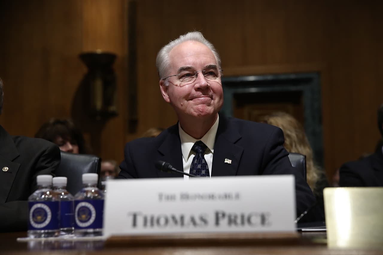 Tom Price, el exsecretario de Salud, fue llevado al gobierno por Trump, en buena parte, para socavar Obamacare debido a que él era un férreo opositor de la ley de salud. A pesar de que fue elegido como "el mejor" para el puesto, estuvo apenas meses en el cargo. 
<b><a href="https://www.univision.com/noticias/politica/renuncia-el-secretario-de-salud-por-usar-vuelos-privados-con-dinero-publico" target="_blank">Renunció</a></b> en septiembre 
<b><a href="http://www.univision.com/noticias/politica/el-costo-de-un-gobierno-jet-set-claves-para-seguir-el-escandalo-de-los-vuelos-exclusivos-del-gabinete-de-trump">tras denuncias de que había gastado injustificadamente al menos 400,000 dólares de dinero público</a></b> en numerosos vuelos en aviones privados para viajes de trabajo y personales.