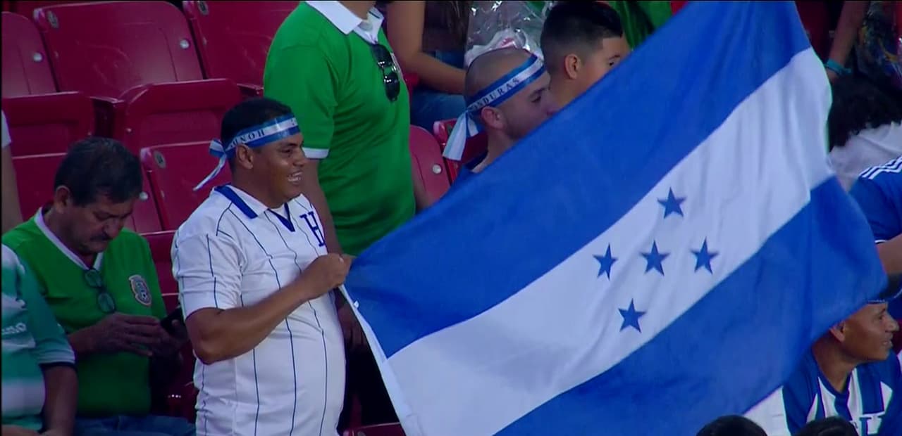 Aficionados mexicanos y catrachos colmaron las gradas del imponente University of Phoenix para el partido de cuartos de final entre México y Honduras.