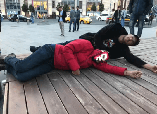 Eugenio Derbez se queda dormido en las calles de Rusia