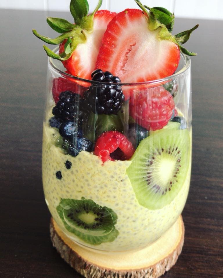 Agregar semillas de chía a tu desayuno no solo aporta fibras a tu dieta, también suma ácidos grasos de origen vegetal.