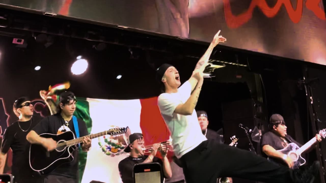 Peso Pluma y sus músicos cerraron con "Lady Gaga" enloqueciendo a la 'belikada'".