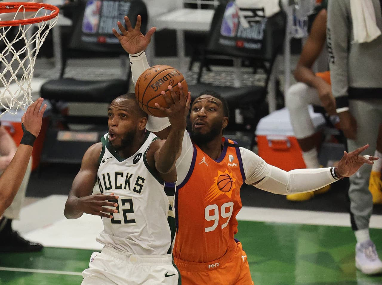 ¡Los frenan! Middleton y los Bucks nivelan la serie ante Suns
