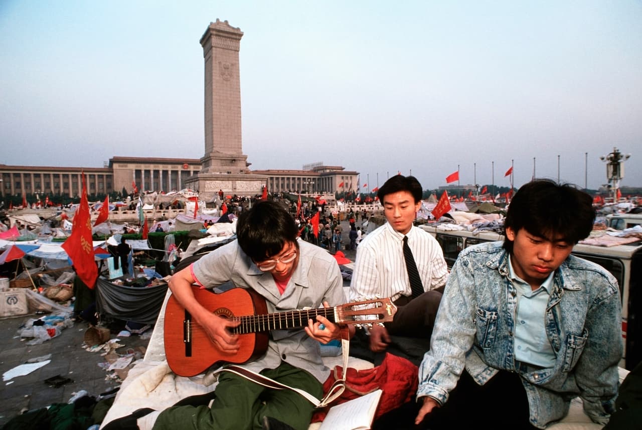 Miles de manifestantes, en su mayoría estudiantes, marcharon hasta la plaza de Tiananmen tras la muerte de Hu Yaobang, un exlíder del Partido Comunista que había trabajado para introducir reformas democráticas en China. Esta fotografía muestra el gigantesco campamento de estudiantes en la histórica plaza central de Beijing el 1 de junio de 1989.