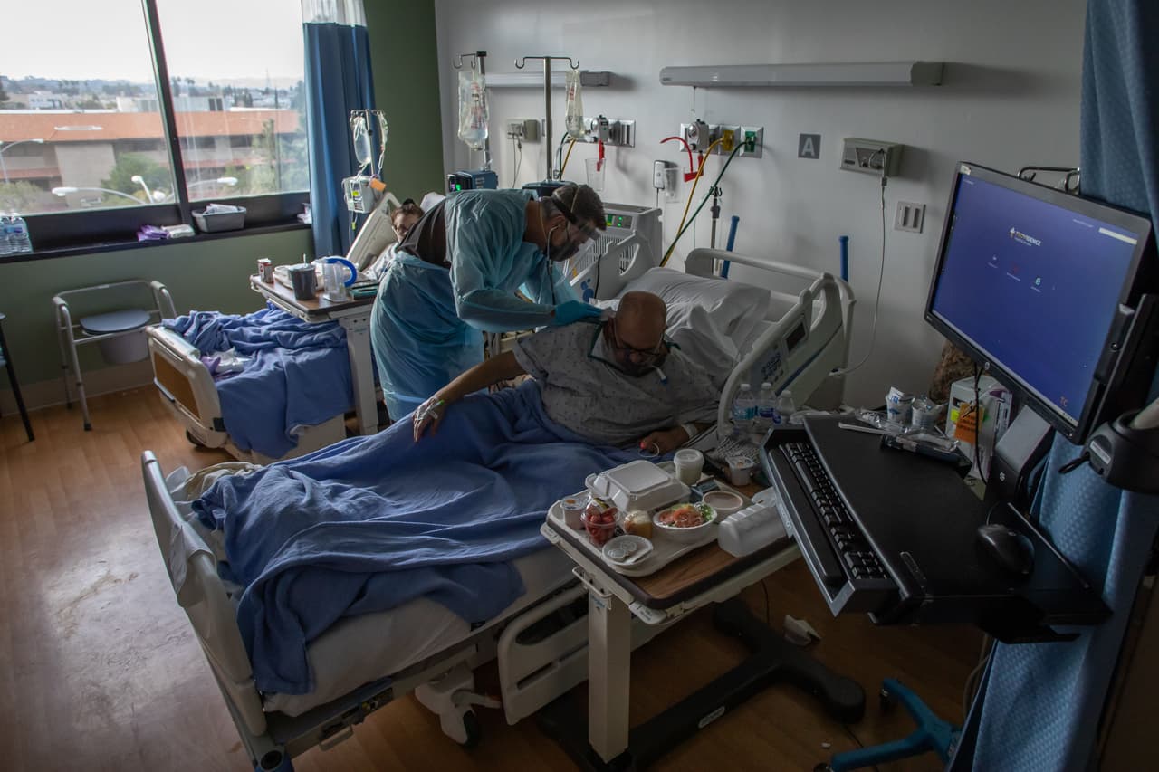 "Es mejor estar solo que enfermos, es mejor cuidar de los demás siguiendo todas las reglas que terminar transmitiendo el virus a alguien que es hospitalizado o incluso muere", dijo Ferrer.