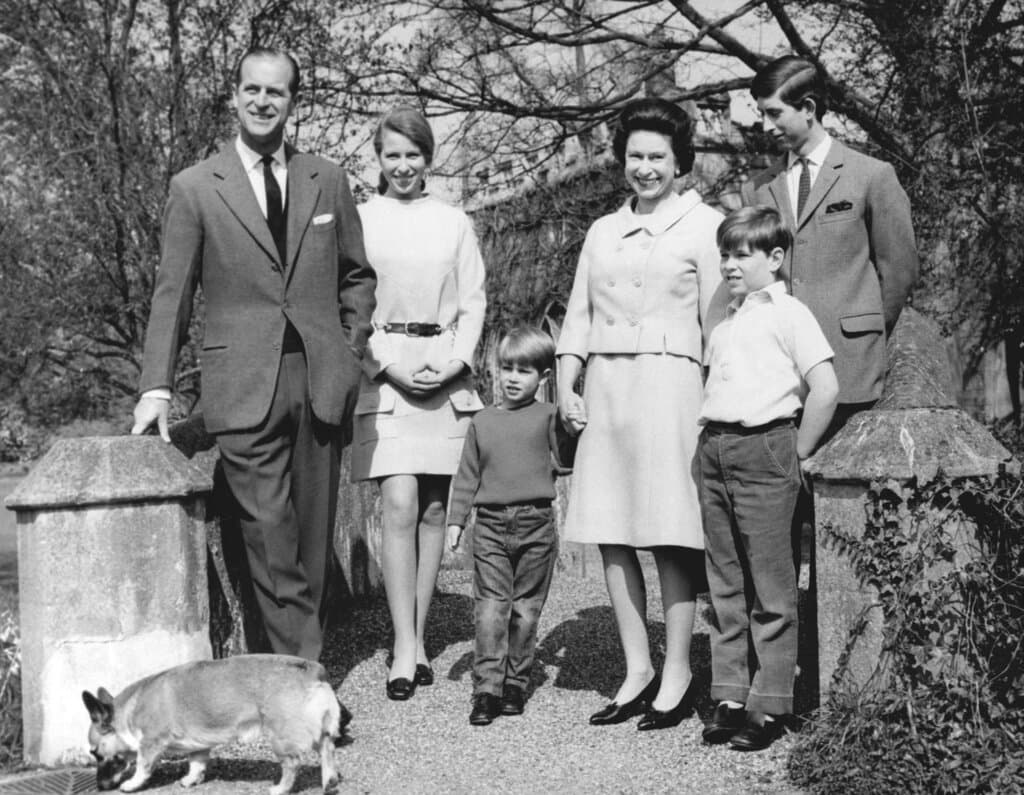 Esta foto de familia de la Reina junto a su esposo y sus cuatro hijos se tomó en abril de 1968, para celebrar el cumpleaños 42 de la monarca.