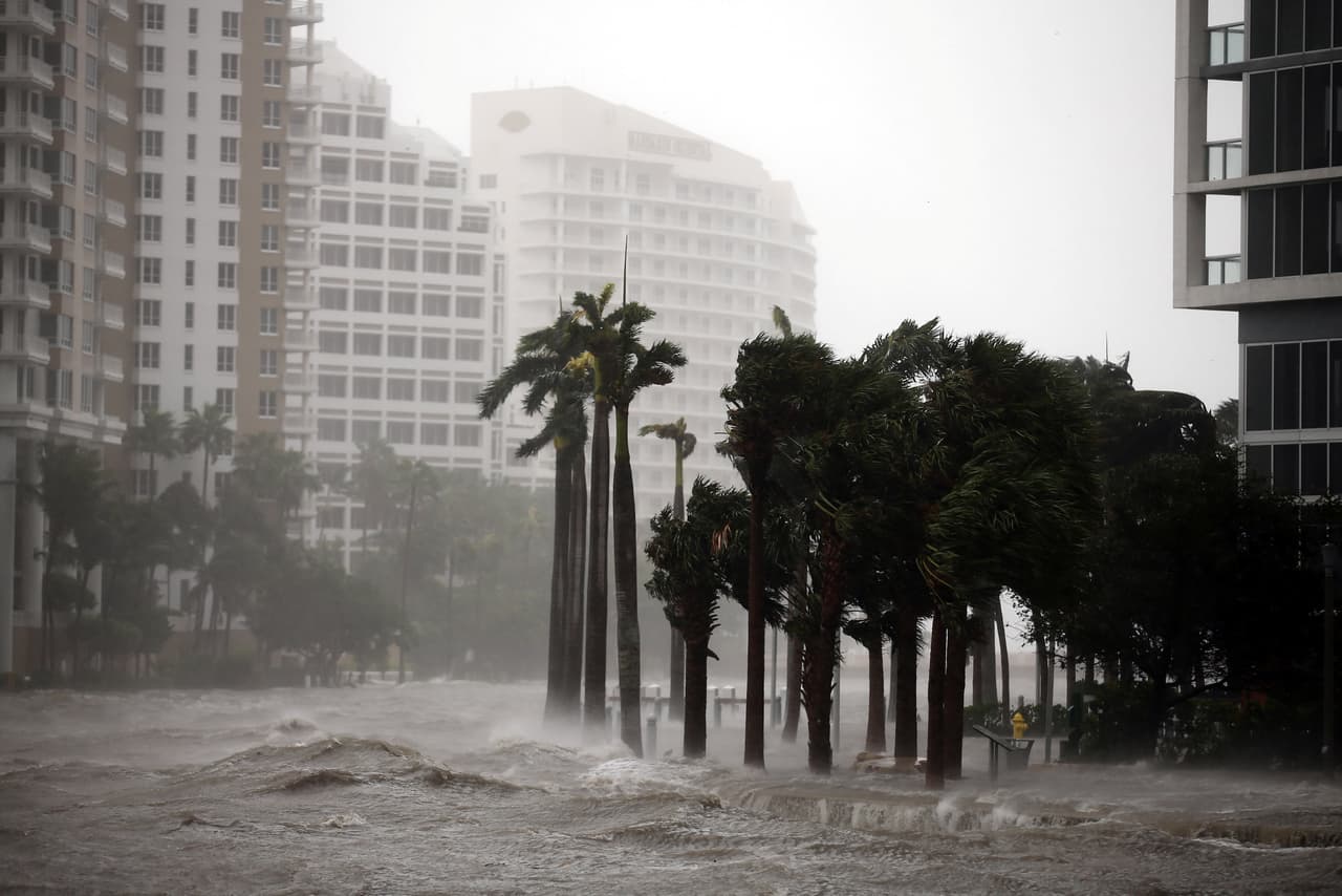 El mar se come Brickell en Miami, edificios crujen y Miami Beach se inunda