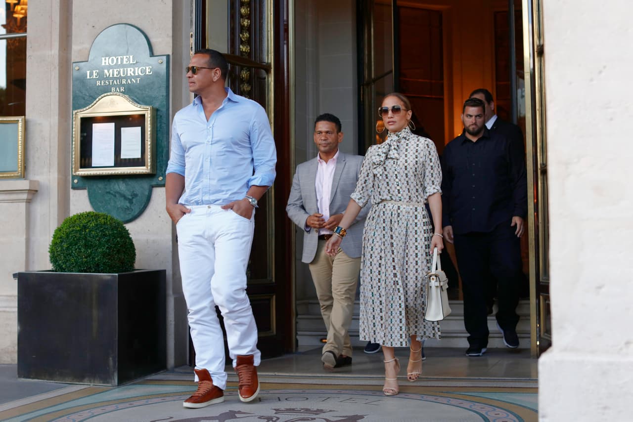 La pareja paseó por las calles de la ciudad europea sin miedo a los papparazzi que retrataron varios detalles de su relación.