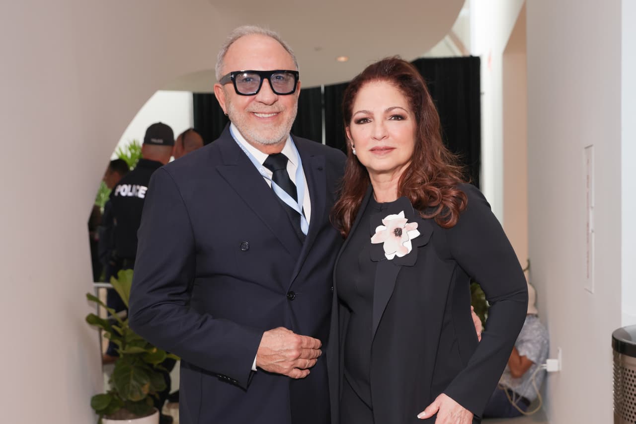 <h2 class="cms-H2-H2">Gloria Estefan y Emilio Estefan</h2>
<br>
<br>Es la pareja que más año lleva de casados en la industria de la música.
<a href="https://www.univision.com/musica/gloria-estefan-a-bad-bunny-los-cantantes-que-son-o-han-sido-duenos-de-equipo-deportivos-fotos" target="_blank">Gloria conoció a Emilio</a> cuando era el líder de Miami Sound Machine, una banda de pop latino, en 1976, y dos años más tarde, el 2 de septiembre de 1978 se casaron. De su amor de 45 años han nacido sus 2 hijos: Nayib y Emily Marie.