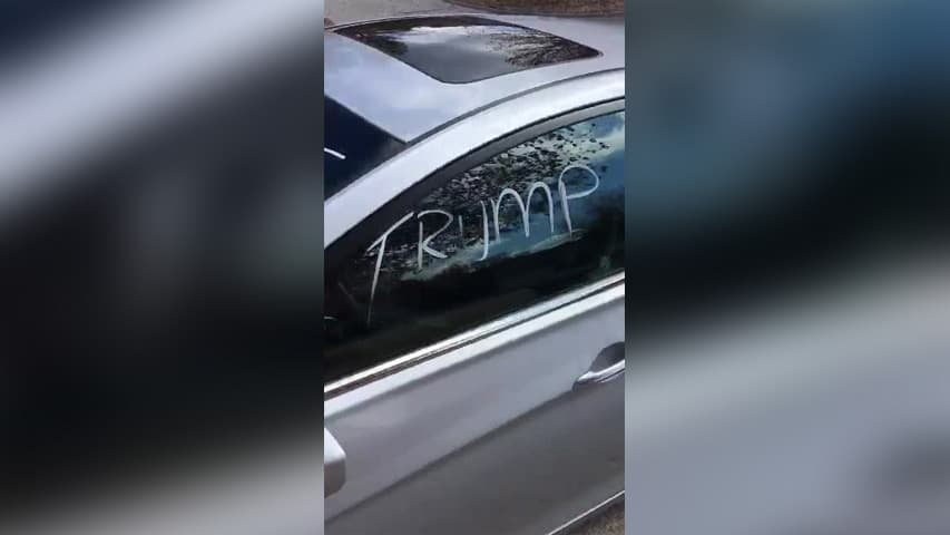 El ex jugador de fútbol de la Universidad de Tennessee Chris Weatherd se encontró su carro vandalizado el día después de las elecciones. Weatherd publicó un video de su automóvil, en el que alguien escribió "F*ck You N*gger" Y "Trump". Weatherd había twitteado su apoyo a Hillary Clinton el día de las elecciones. 
<a href="https://twitter.com/Chris_Weatherd/status/796384091260207104">Reportado en Twitter</a>. Confirmado por Storyful.