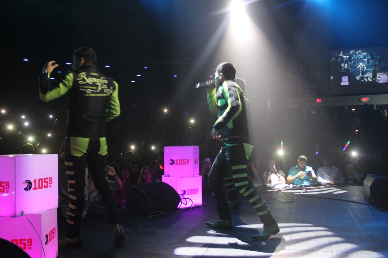 Con sus más recientes éxitos “Mil veces te quiero” y “Qué machín”, la Banda Rancho Viejo puso a bailar a toda su fanaticada en el Concierto Privado de la 105.9 y Univisión Arizona.