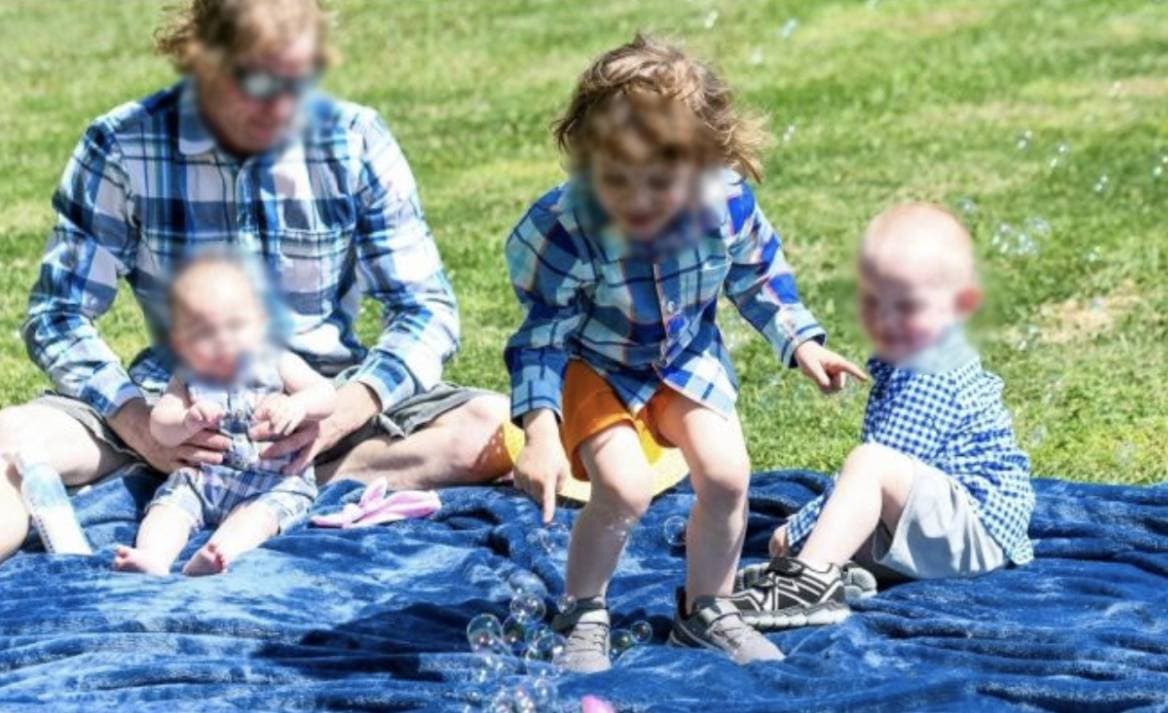 <a href="https://www.univision.com/local/los-angeles-kmex/liliana-carrillo-sospechosa-ninos-asesinados-punaladas-joanna-terry-sierra-reseda-california-erik-denton">Carrillo es la presunta asesina de sus tres hijos</a>, Joanna Denton Carrillo tenía 3 años, Terry Denton Carrillo tenía 2 años y Sierra Denton Carrillo tenía 6 meses y 23 días en un hecho catalogado por la policía de Los Ángeles como “un crimen horrendo”.