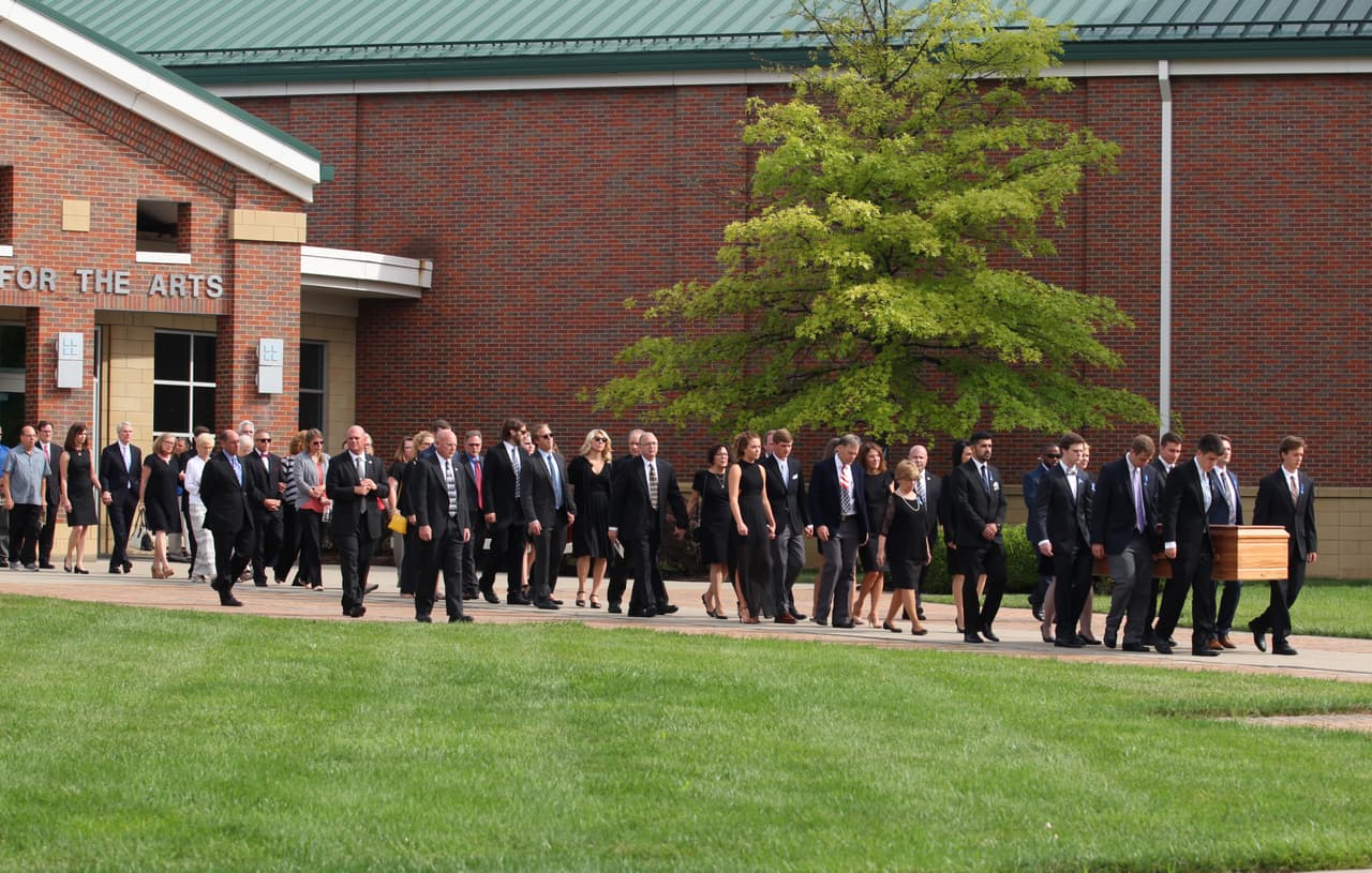 Miles de personas asistieron al funerar de Otto Warmbier. Fue una breve y emocional ceremonia de 45 minutos en la escuela secundaria a la que el chico asistió en Wyoming, Ohio.