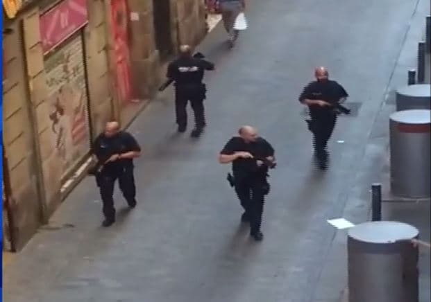 In photos: scenes from the van attack in Barcelona | Univision News ...