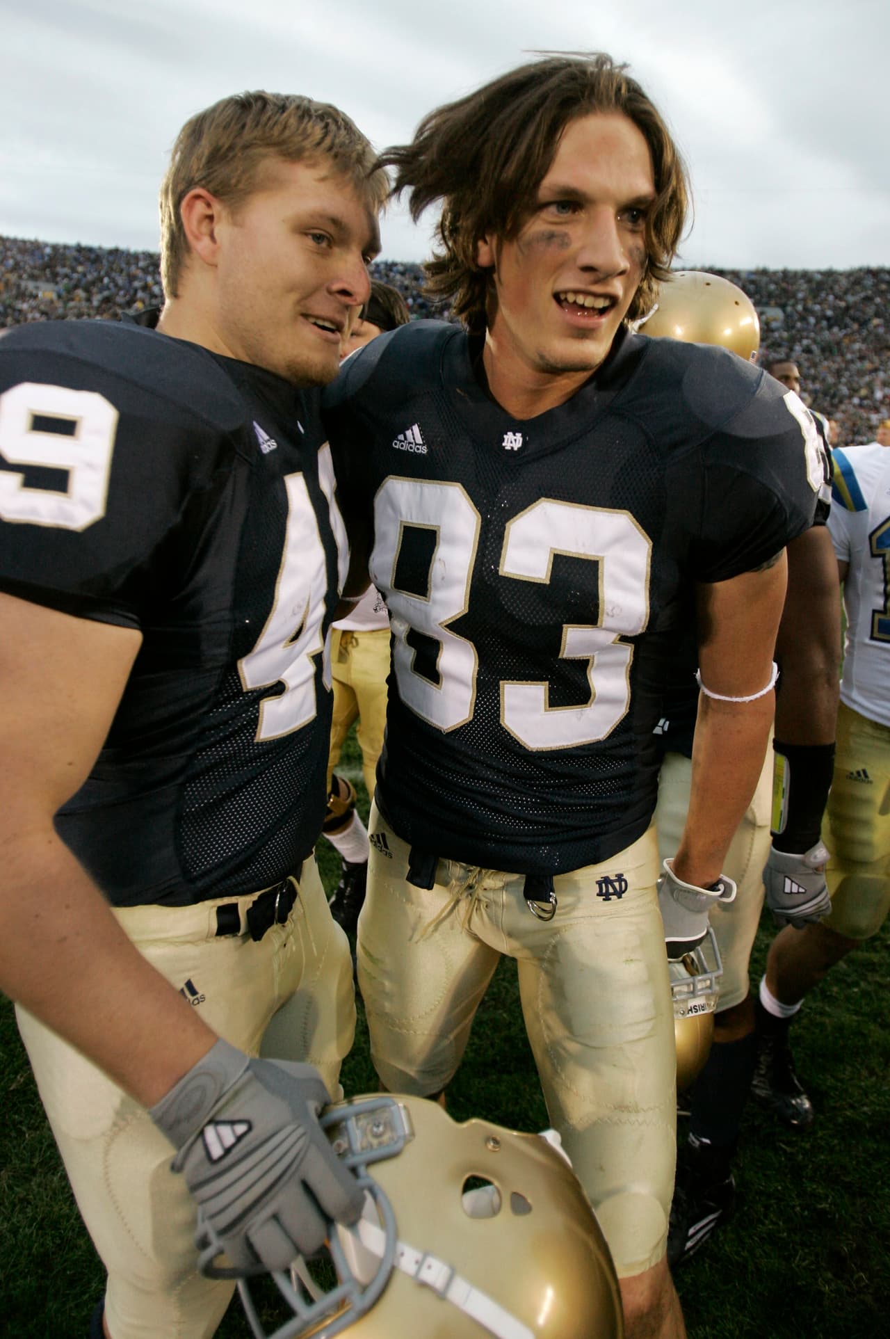 Jeff Samardzija (83) se aprecia en esta foto como un receptor del equipo de fútbol americano de la Universidad de Notre Dame. Pero también jugó béisbol al nivel universitario.