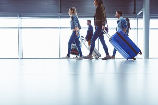 Si tu boleto es para “business class” o primera clase y el espacio no está disponible, una aerolínea a menudo lo cambiará en clase turista y le ofrecerá un reembolso parcial.