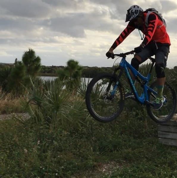 Además de las acrobacias a Johnny le encanta disfrutar del paisaje.