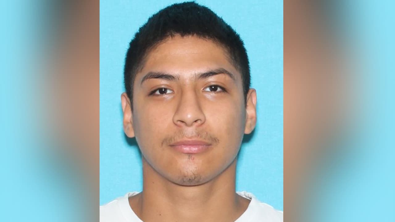 John Nicholas Arispe - Recibió cuatro años de juicio diferido por matar a un perro. Violó los términos de su libertad condicional y ahora tiene una orden de arresto.