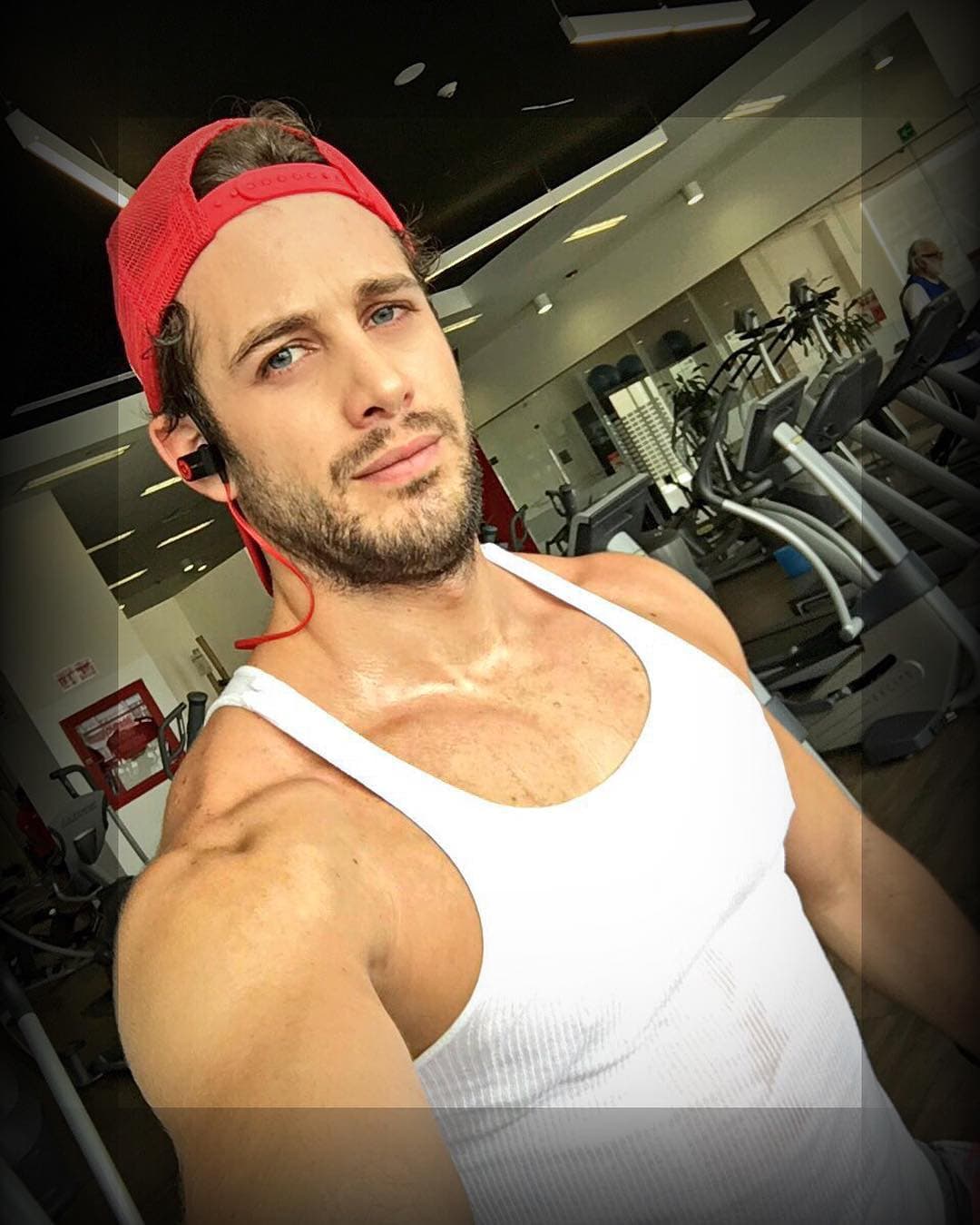 Su talento y carisma han provocado que trabaje, prácticamente, sin parar desde su debut. Al término de ‘Cielo rojo’, participó en el melodrama 
<b>'La otra cara del alma'</b>, interpretando a Marcos.