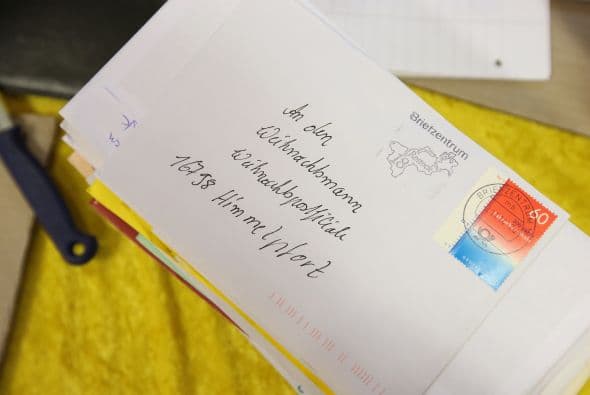 Cada época navideña llegan a esta oficina un promedio de 300.000 cartas procedentes de todo el mundo.