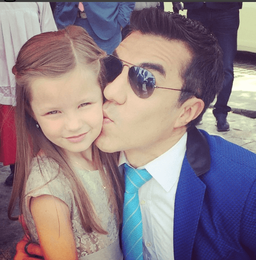 En algunos capítulos Adrian Uribe luce como todo un galán.