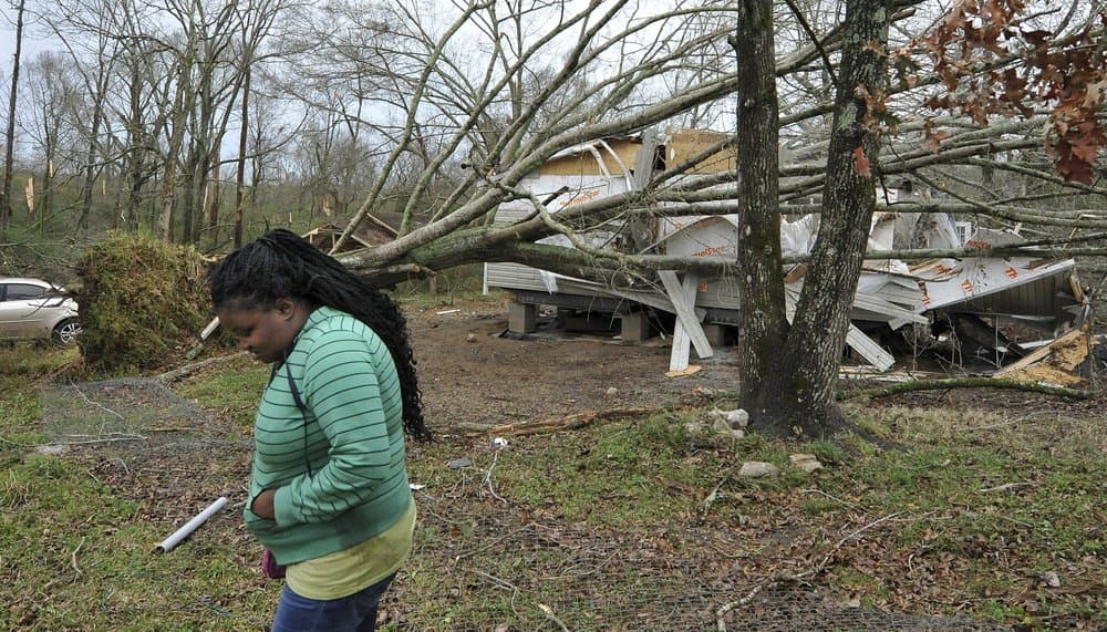 Atalaya Price, de Edwards, camina junto a lo que queda de su nueva casa móvil después de que un tornado azotó su vecindario alrededor del mediodía, en Edwards, Mississippi. Price y sus cuatro hijos, ninguno de los cuales estaba en casa cuando se desató la tormenta, se habían mudado dos semanas antes. El Centro de Predicción de Tormentas informó que dos personas sufrieron heridas leves a causa de los escombros que volaron con los tornados; múltiples árboles cayeron sobre casas y vehículos en Edwards, al este de Vicksburg.