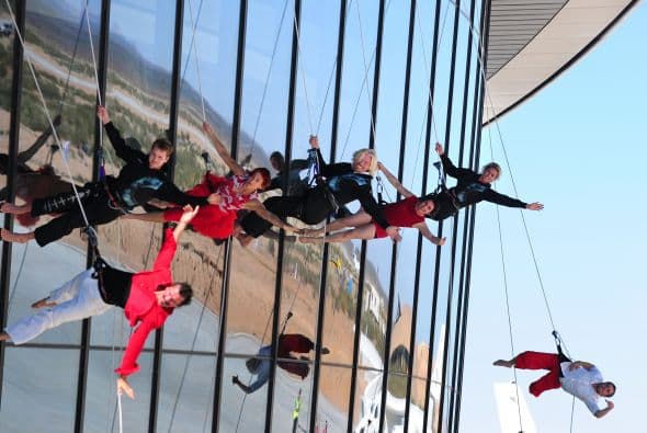 "Sir Richard Branson inaugura la nueva casa de Virgin Galactic en 'Spaceport America', el primer aeropuerto espacial comercial del mundo (...) que servirá como centro operativo para Virgin Galactic y se espera hospede a dos (naves nodrizas) 'WhiteKnightTwos' y cinco (naves) 'SpaceShipTwos'", escribió la empresa en un comunicado.