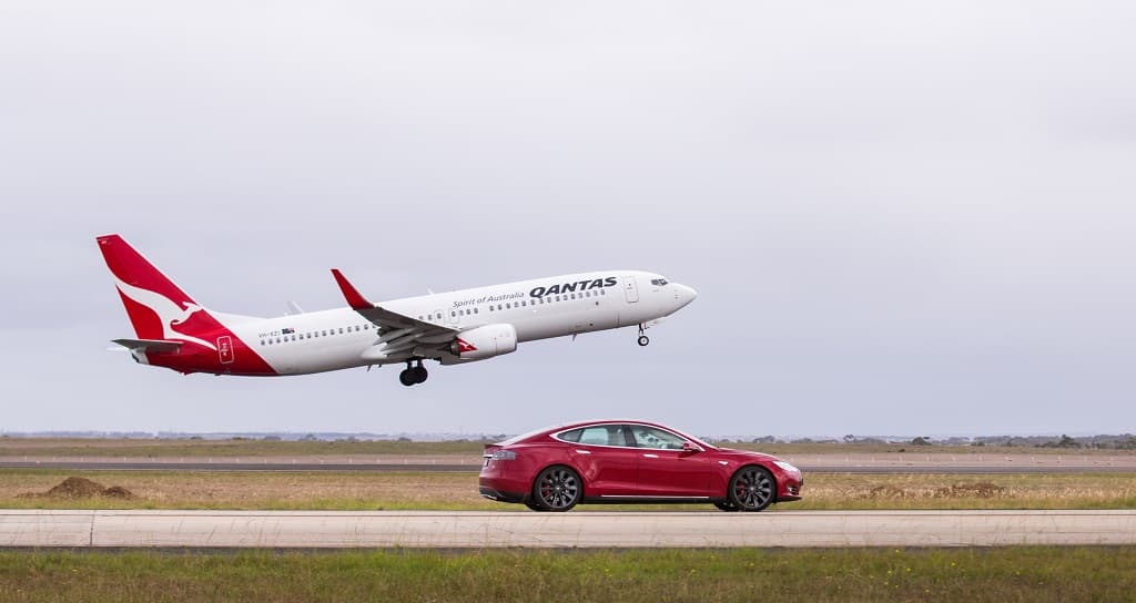 No es la primera vez que
<b>Qantas y Tesla trabajan juntas</b>. En abril de 2016 se unieron para poner a competir a un Boeing 737 contra un Tesla Model S P90D.