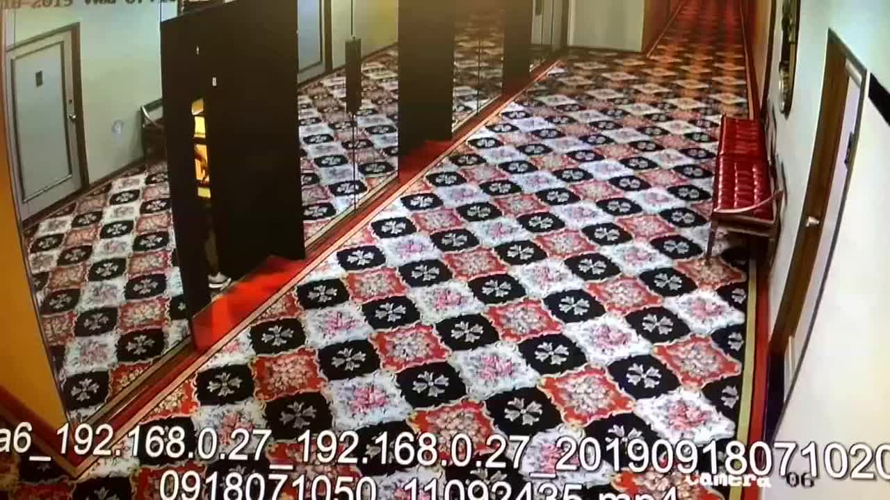 En video: escapa después de atacar a una mujer en un ascensor de Miami Beach