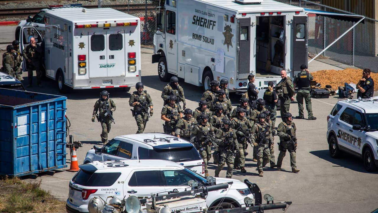 Agentes del Alguacil del condado de Santa Clara con equipo táctico llegan a las instalaciones del VTA con un equipo antibombas.