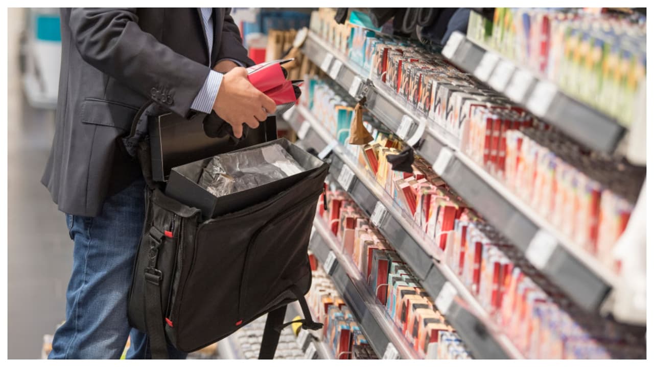 Lo inimaginable está ocurriendo en grandes ciudades como Nueva York, productos de necesidad básica, algunos de menos de $5, están siendo 
<a href="https://www.univision.com/local/nueva-york-wxtv/jabon-pasta-dientes-robos-supermercados-nyc-ivan-arguello" target="_blank">guardados bajo llave en tiendas y supermercados. </a>