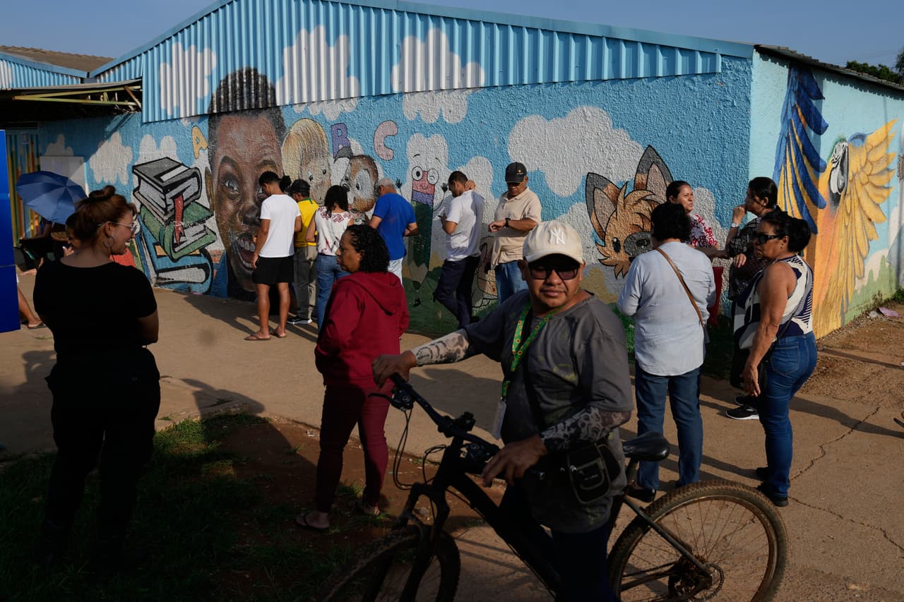 Los votantes hacen fila durante la segunda vuelta de las elecciones presidenciales en Brasilia, capital de Brasil, el domingo 25 de octubre de 2026.