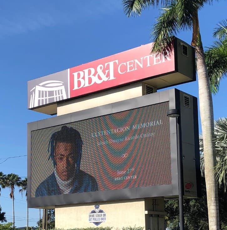 Inicialmente el portavoz de la familia, el licenciado 
<b><a href="http://www.bdkpa.com/attorneys/david-bogenschutz.php">David Bogenschutz,</a></b> indicó que el funeral de 
<b><a href="https://www.univision.com/entretenimiento/xxxtentacion-no-habia-recibo-amenazas-contra-su-vida-previo-a-su-asesinato-segun-su-abogado">Jahseh Dwayne Ricardo Onfroy</a></b>, nombre de pila del artista, sería privado. Pero después de completado el proceso de autopsia del cadáver, su mamá 
<b>Cleopatra Bernard</b> informó a través de la redes sociales que habría un velatorio público para sus fanáticos, a quien el artista de 20 años consideraba como su "familia".