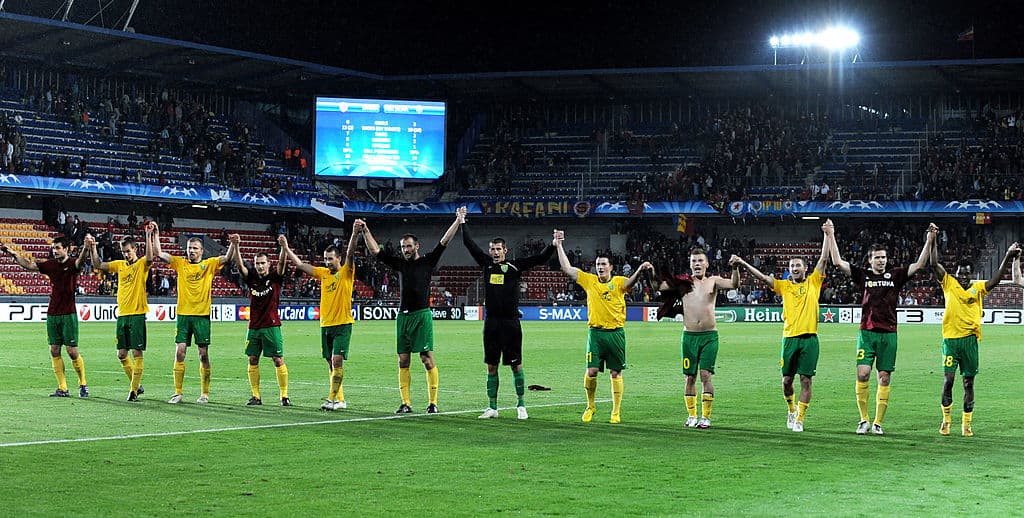 Club en Europa despide a 17 jugadores por parón del coronavirus