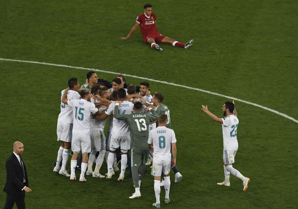 Apenas se oyó el silbatazo final del árbitro del partido y los jugadores del Real Madrid hicieron lo que les ha sido muy frecuente en los últimos 3 años: festejar a la espera de recibir 'la orejona'.