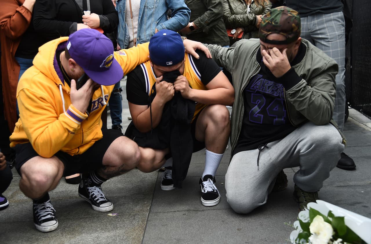Algunos fanáticos se han acercado al Staples Center de Los Ángeles, donde transcurrió toda la carrera de Bryant, quien fue cinco veces campeón de la NBA para los Lakers y dos veces medallista de oro olímpico.
