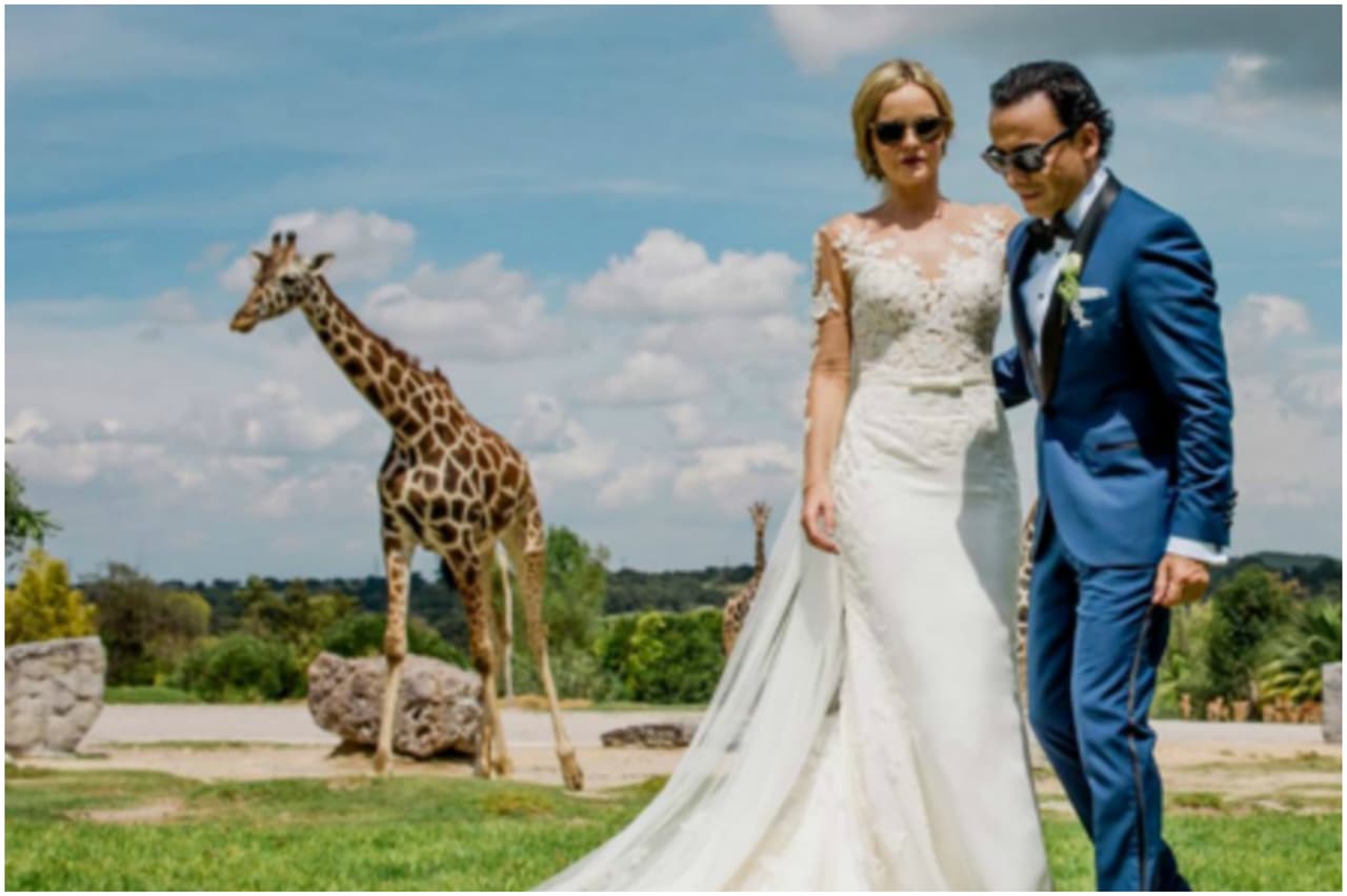 Adal Ramones se casó con Karla de la Mora con jirafas como testigos