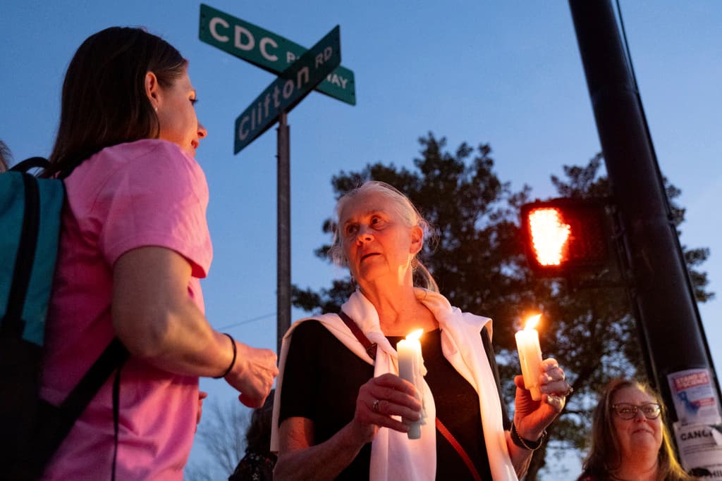 A la izquierda, la doctora Becky Stewart, quien trabaja para los Centros para el Control y la Prevención de Enfermedades en Atlanta, coincidió en la vigilia con su colega Holly Williams, retirada de los CDC tras 25 años de carrera. Juntas expresaron su apoyo a la agencia.