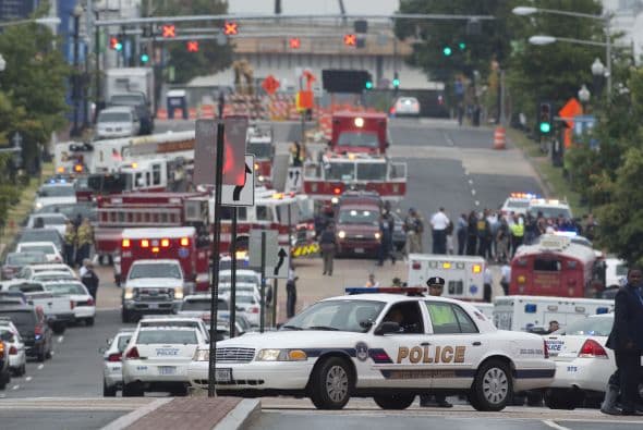 Policías y bomberto responden al tirooteo en el Comando de la Marina de Guerra. El personal de emergencia se encuentra en el lugar y la orden de ir al refugio se ha dado para la Marina.