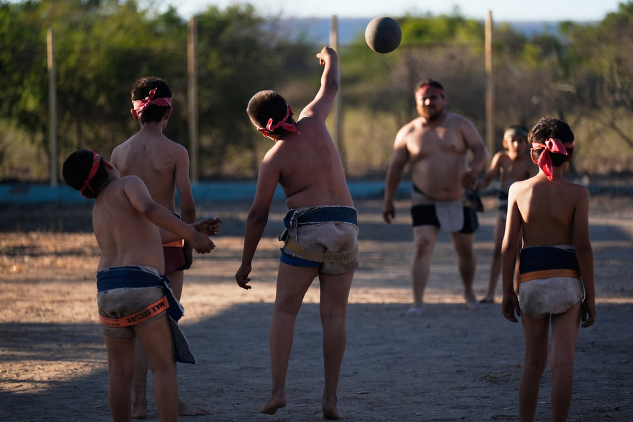 Jóvenes juegan ulema, un juego de pelota mesoamericano.