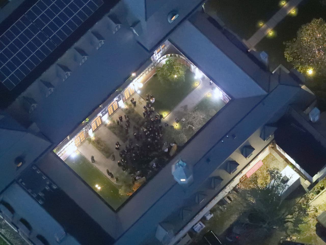 Lawrence y Maroney tuvieron en su lista a 150 invitados, entre los que se encontraban diversas celebridades.