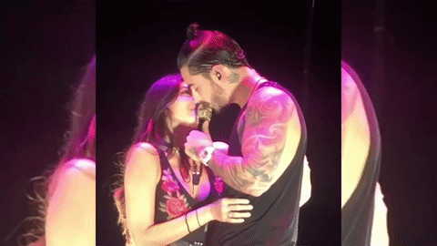 Sin embargo, su encanto no le funciona con todas. Durante un concierto en España, en septiembre pasado, el cantante le pidió a una fan ser su novia y cuando ella se negó, él prometió esperarla hasta que termine con su novio.
<br>