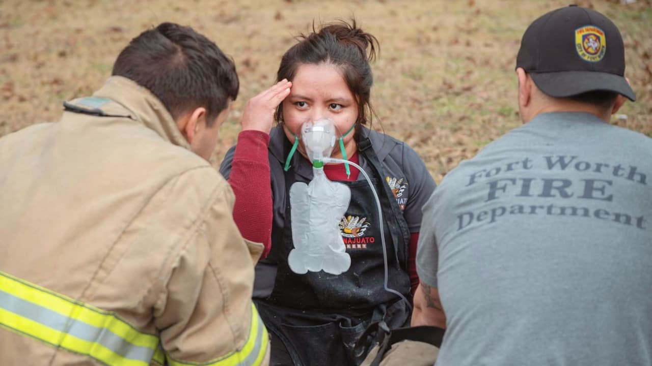 Al llegar al lugar,
<b>los bomberos se encontraron con varias personas que mostraban <a href="https://www.univision.com/local/dallas-kuvn/monoxido-de-carbono-el-enemigo-silencioso-en-tu-hogar-que-puede-ser-mortal-video" target="_blank">signos preocupantes de exposición al monóxido de carbono</a></b>. En medio de la emergencia, una mujer adulta yacía inconsciente, destacando
<b>la gravedad de la situación</b>.